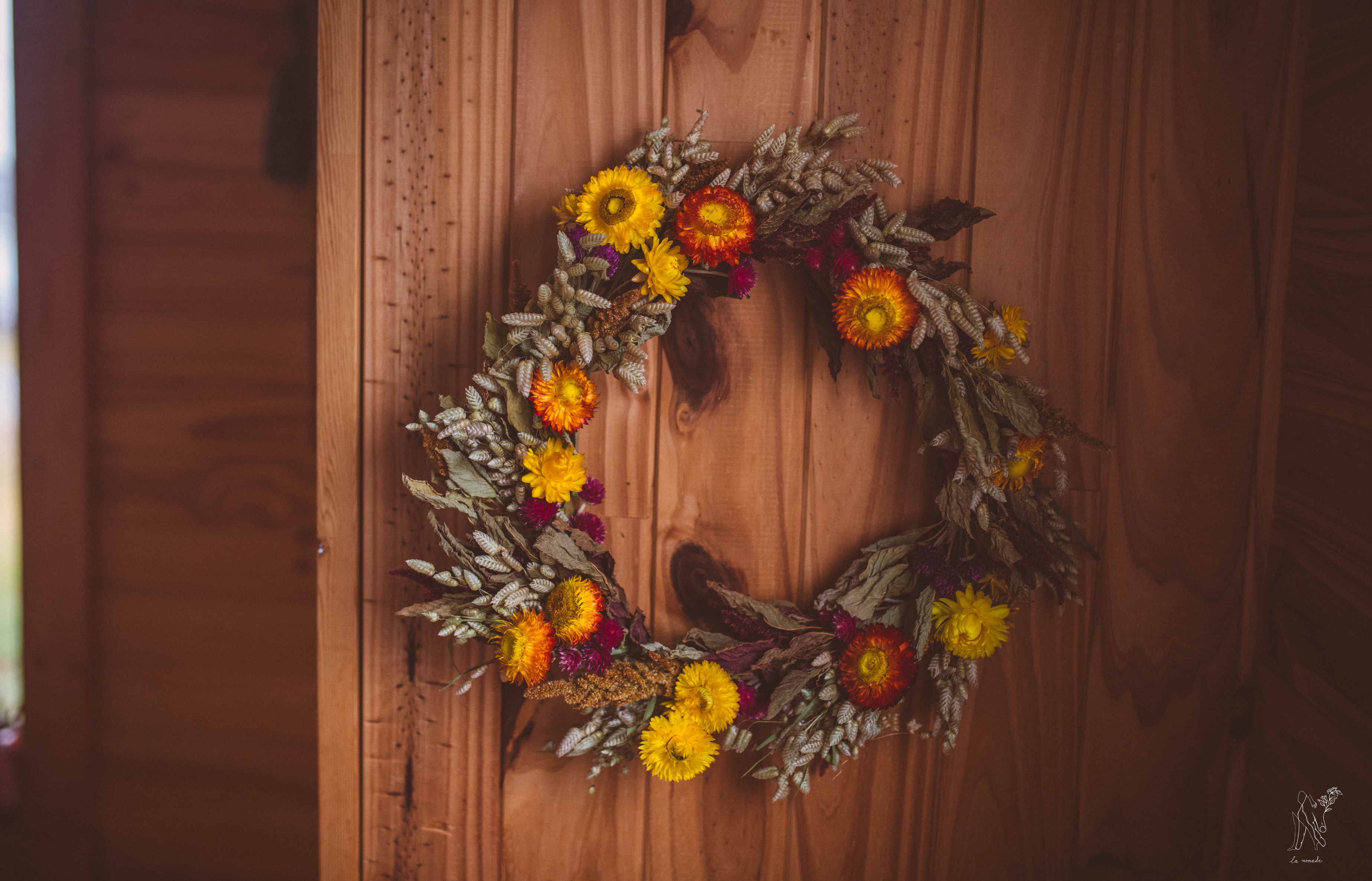 Grande couronne de fleurs séchées